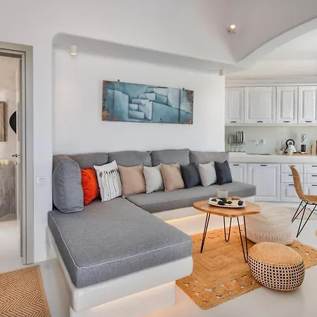 - Sleeps 3 - Private Pool-parking Villa