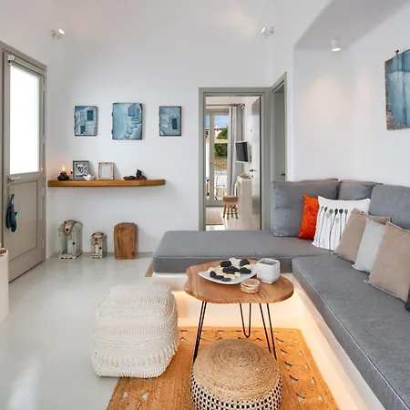 - Sleeps 3 - Private Pool-parking *